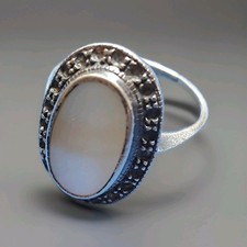 Bague ovale nacréee d'occasion  Ris-Orangis