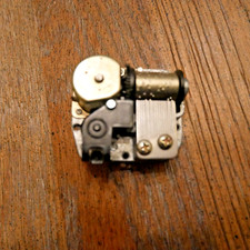 Spielwerk spieluhr schlüssel gebraucht kaufen  Berlin