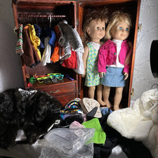 2 bonecas Battat guarda-roupa de madeira com cabo armário viagem com lote de roupas e acessórios comprar usado  Enviando para Brazil