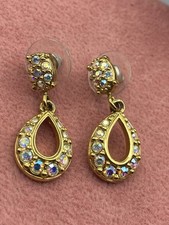 DESLUMBRANTES BRINCOS PENDURADOS PERFURADOS EM FORMA DE LÁGRIMA CRISTAL PAVÊ SWAROVSKI TOM DOURADO comprar usado  Enviando para Brazil