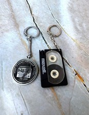 Chaveiro Sony antigo e mini chaveiro fita cassete com caneta | Baile retrô anos 80 e 90 comprar usado Chaveiro Sony antigo e mini chaveiro fita cassete com caneta | Baile retrô anos 80 e 90 comprar usado  Enviando para Brazil