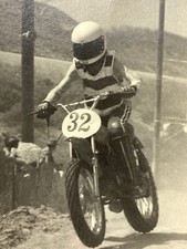(AaC) FOTO ENCONTRADA Fotografia Instantâneo Artística Bicicleta Suja Criança Corrida Pista Ação  comprar usado  Enviando para Brazil