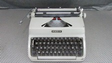 Macchina scrivere portatile usato  Santa Venerina