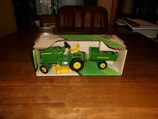 Trator de jardim vintage John Deere 200 em escala 1/16 com carrinho brinquedo de fazenda novo na caixa comprar usado  Enviando para Brazil