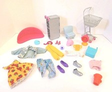 Lote de artículos de Barbie y otros accesorios para muñecas Mattel zapatos ropa segunda mano  Embacar hacia Mexico