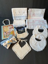 LOTE Ropa Vintage Bebé Niña Sábanas Francesas Cuna Baberos 11 Piezas Uso para Muñecas Oso segunda mano  Embacar hacia Mexico