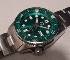 ISLANDER ISL-121 DAY DATE DIVER AUTOMÁTICO, MOSTRADOR VERDE RADIANTE, MOLDURA DE SAFIRA comprar usado  Enviando para Brazil