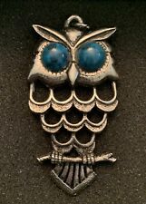 Usado, Pingente de coruja de estanho vintage com olhos cabochão turquesa falsos comprar usado  Enviando para Brazil