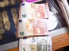 LOTE DE 25 NOTAS DE EURO EDIÇÕES ATUAIS DATADAS DE 2013 E 2014 comprar usado LOTE DE 25 NOTAS DE EURO EDIÇÕES ATUAIS DATADAS DE 2013 E 2014 comprar usado  Enviando para Brazil