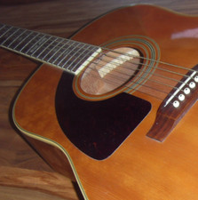 Ancienne guitare acoustique d'occasion  Blain