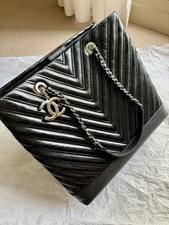 Bolsa de compras Chanel Patent Chevron com ferragens de paládio preta tamanho único comprar usado Bolsa de compras Chanel Patent Chevron com ferragens de paládio preta tamanho único comprar usado  Enviando para Brazil