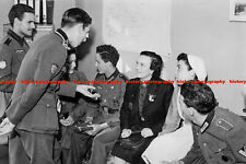 F019573 Celia Jimenez conversa com soldados feridos da Divisão Azul Espanhola B comprar usado  Enviando para Brazil