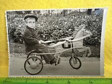 Lindo menino em um cavalo a pedal bicicleta infantil, foto vintage soviética URSS comprar usado  Enviando para Brazil