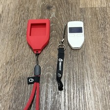 Carteira Trezor One Hardware lacrada de fábrica - Branca com estojo vermelho nunca usada comprar usado  Enviando para Brazil