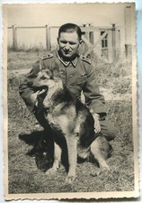 FOTO DE ARQUIVO ALEMÃ DA SEGUNDA GUERRA MUNDIAL: SOLDADO WEHRMACHT COM UM CACHORRO sim, combinamos postagem comprar usado  Enviando para Brazil