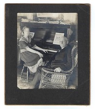 Foto de cartão de gabinete da década de 1920, homem e mulher tocando piano comprar usado  Enviando para Brazil