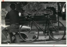 Press Photo homem sentado no banco com bicicleta - sya65337 comprar usado  Enviando para Brazil