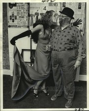 1976 Press Photo The deb cumprimenta Jimmy Guillot em uma festa de debutante - noo09776 comprar usado  Enviando para Brazil