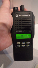 Rádio bidirecional MOTOROLA HT1250 LS + UHF 403–470 MHz 4W 32CH AAH25RDH9DP7AN comprar usado  Enviando para Brazil