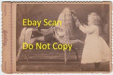 Foto de armário SUPER 1880 - Brinquedo infantil "alimenta" cavalo de balanço em vez de andar  comprar usado Foto de armário SUPER 1880 - Brinquedo infantil "alimenta" cavalo de balanço em vez de andar  comprar usado  Enviando para Brazil