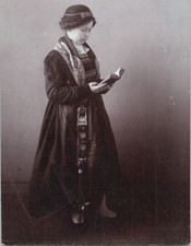 Jeune femme costume d'occasion  Pagny-sur-Moselle