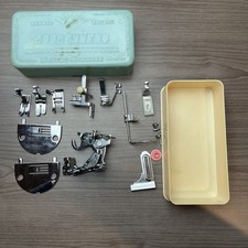 Accesorio para máquina de coser caja azul lote accesorios volantes pies etc. segunda mano  Embacar hacia Mexico
