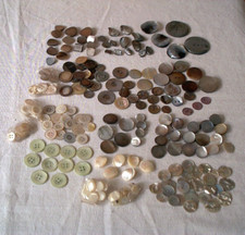 Konvolut alte perlmuttknöpfe gebraucht kaufen Konvolut alte perlmuttknöpfe gebraucht kaufen  Bornich, Dahlheim, Kestert