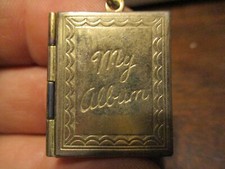 Chaveiro dos anos 1950 com medalhão de metal articulado My Album com fotos comprar usado Chaveiro dos anos 1950 com medalhão de metal articulado My Album com fotos comprar usado  Enviando para Brazil