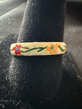 Antigo anel de latão e esmalte pintado à mão banda larga delicada floral tamanho 8,5 como está R-30 comprar usado Antigo anel de latão e esmalte pintado à mão banda larga delicada floral tamanho 8,5 como está R-30 comprar usado  Enviando para Brazil