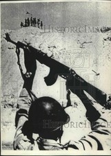 1973 Press Photo soldado egípcio segurou rifle em gesto de vitória no Canal de Suez comprar usado  Enviando para Brazil