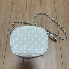 Bolsa quadrada acolchoada branca com corrente ombro branca, usada comprar usado  Enviando para Brazil