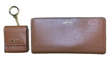 Carteira e chaveiro DKNY couro marrom sintético longa bi-dobrável cartão com bolsa nova, usado comprar usado Carteira e chaveiro DKNY couro marrom sintético longa bi-dobrável cartão com bolsa nova, usado comprar usado  Enviando para Brazil
