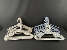 Lote de 40 cabides de roupas para adultos adultos entalhados de plástico branco e azul 17" comprar usado  Enviando para Brazil