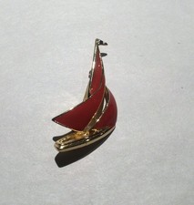 BROCHE VELEIRO ESMALTE VERMELHO BATOM BRILHANTE ACABAMENTO DOURADO TRIFARI TM 1990’S comprar usado  Enviando para Brazil