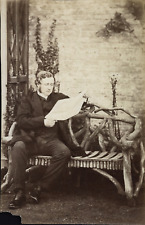 Portrait man reading d'occasion  Expédié en Belgium