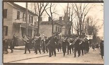 MARCHING BAND STREET PARADE cartão postal foto real rppc centro música trompas bateria comprar usado  Enviando para Brazil