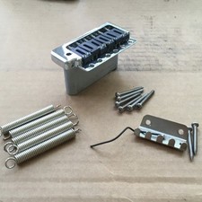 Usado, Sistema de tremolo estilo moderno 52mm espaçamento Strat 6 selins pretos + molas de garra comprar usado  Enviando para Brazil