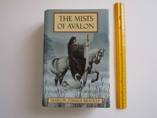 1982 UNMARKED/1ST EDITION! Zimmer Bradley's THE MISTS OF AVALON, $16.96 DJ, VG+ comprar usado 1982 UNMARKED/1ST EDITION! Zimmer Bradley's THE MISTS OF AVALON, $16.96 DJ, VG+ comprar usado  Enviando para Brazil