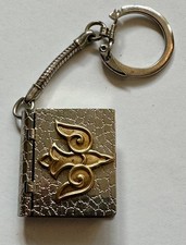 CHAVEIRO VINTAGE medalhão livro lembrança prata vintage com latão pomba ler comprar usado CHAVEIRO VINTAGE medalhão livro lembrança prata vintage com latão pomba ler comprar usado  Enviando para Brazil