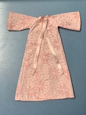 Vintage década de 1970? Clone? Caseiro? Boneca Barbie rosa com sobreposição de rede de renda roupão quimono, usado comprar usado  Enviando para Brazil