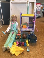 Juego de accesorios para médico y bebé Barbie segunda mano  Embacar hacia Mexico