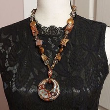 Collar de cuentas de piedra y vidrio sintético metálico con colgante de vidrio artístico segunda mano  Embacar hacia Mexico
