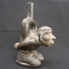 ⚫ Garrafa de cerâmica preta Cupisnique com prisioneiro ajoelhado comprar usado ⚫ Garrafa de cerâmica preta Cupisnique com prisioneiro ajoelhado comprar usado  Enviando para Brazil