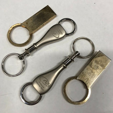 4- Anéis de chaveiro de metal, todos 4- torção e giro mais 2- têm anel destacável, usado comprar usado 4- Anéis de chaveiro de metal, todos 4- torção e giro mais 2- têm anel destacável, usado comprar usado  Enviando para Brazil