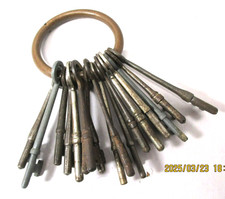 Antiguo juego de 14 LLAVES ESQUELETO sobre anillo de latón macizo de 2,75". Todas las llaves diferentes segunda mano  Embacar hacia Mexico