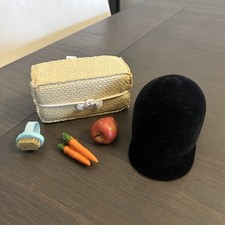 Accesorios para el cuidado de caballos American Girl ~ suministros estables ~ cepillo ~ paca de heno ~ comida  segunda mano  Embacar hacia Mexico