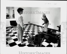 Usado, Trabalhadores de salão de beleza Press Photo perto da estação de lavagem de cabelo - lra77874 comprar usado  Enviando para Brazil