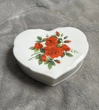 Caixa em forma de coração Nirvana com rosas vermelhas - Porcelana comprar usado  Enviando para Brazil