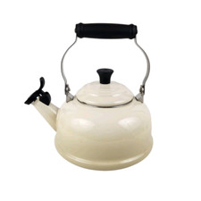 Usado, Chaleira de chá assobiando Le Creuset aço esmaltado 1,7 qt fogão topo creme merengue comprar usado  Enviando para Brazil