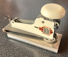 Ancienne agrafeuse bébé d'occasion Ancienne agrafeuse bébé d'occasion  Paris XVIII